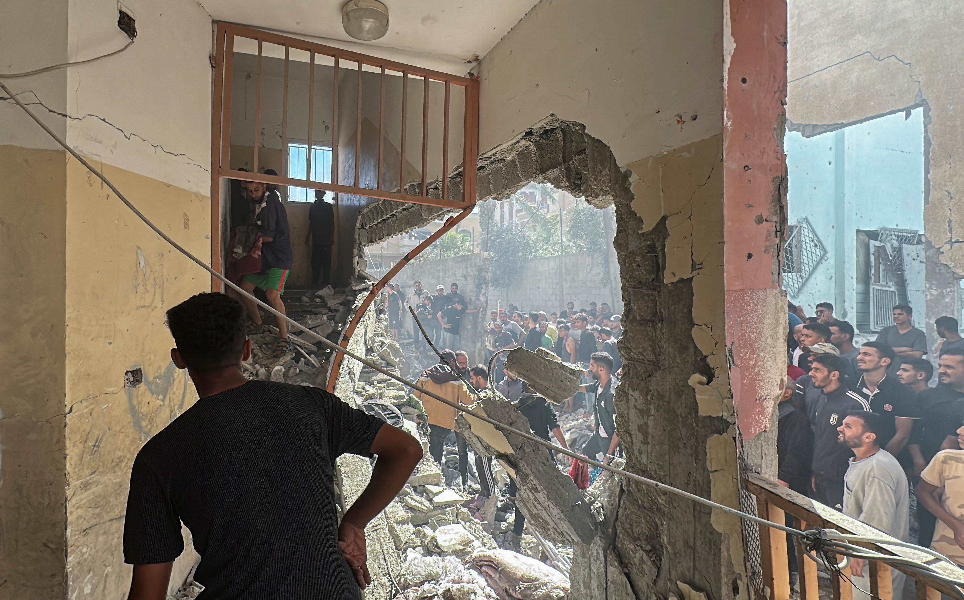 以色列袭击加沙学校，造成17人死亡