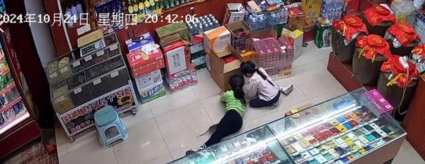当女孩和朋友在地板上玩耍时，巨大的老鼠爬