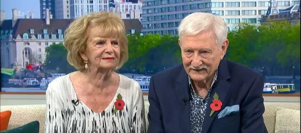 英国退休老人在为女王休假排队时发现了真爱