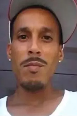 在扭曲的视频中，凶手把男友锁在行李箱里，