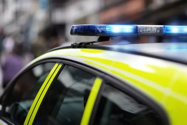 司机被“警车”拦下，然后他在令人作呕的抢